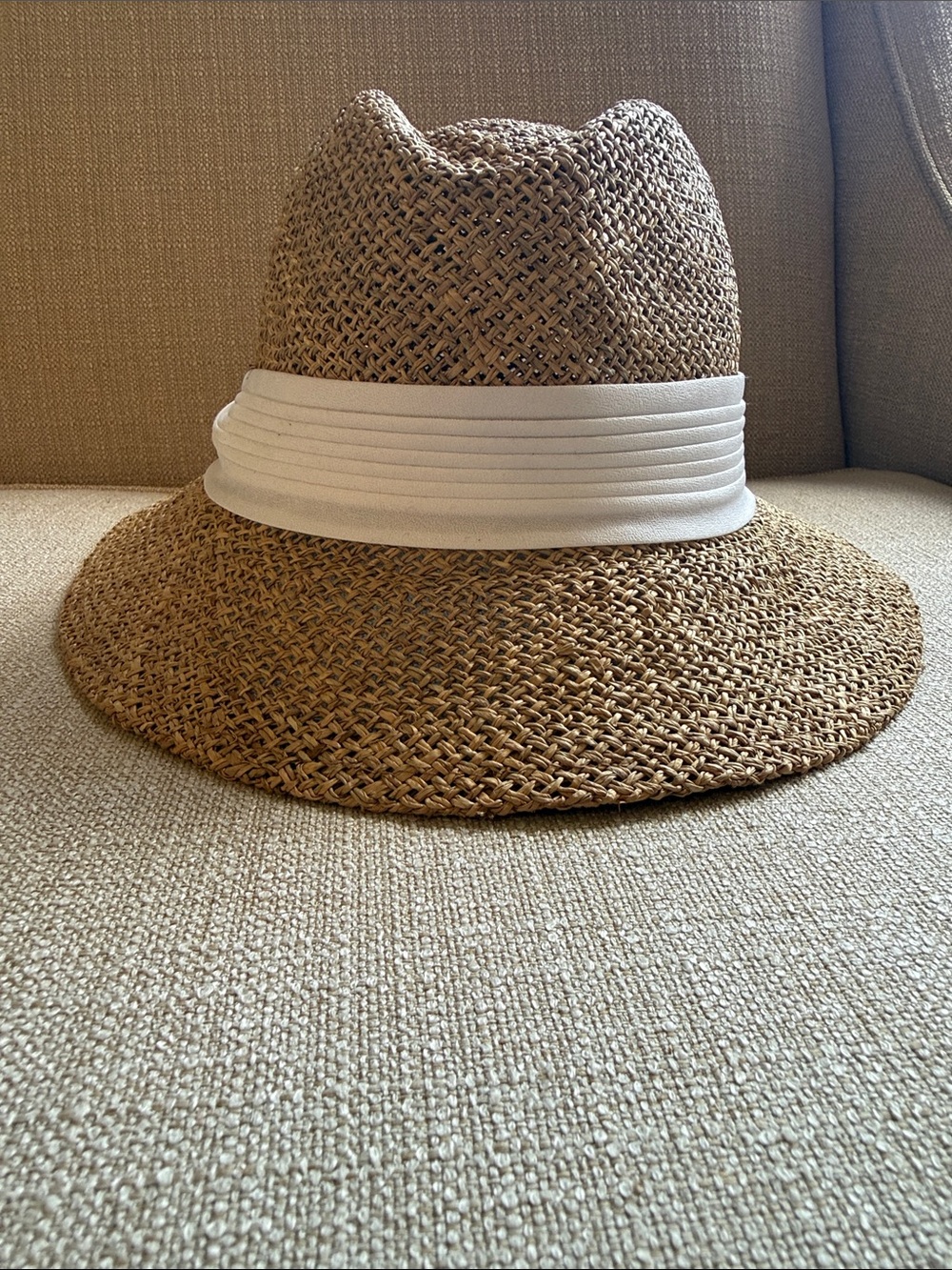 Vintage Straw Fedora Hat w/ White Wrapped Band – Perfect for Beach/Summer/Vacay